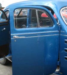 Blå bil med öppen dörr